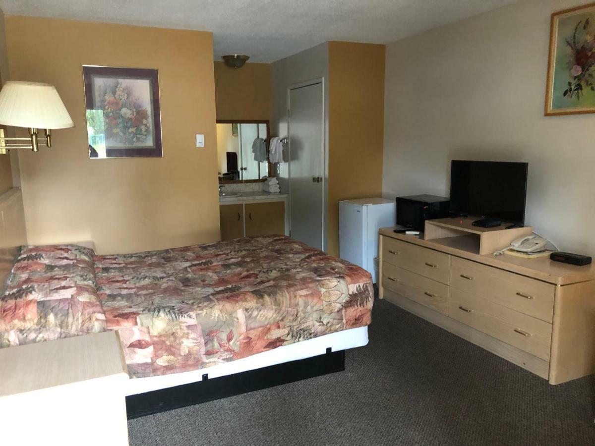 Polson Park Motel Vernon Eksteriør bilde